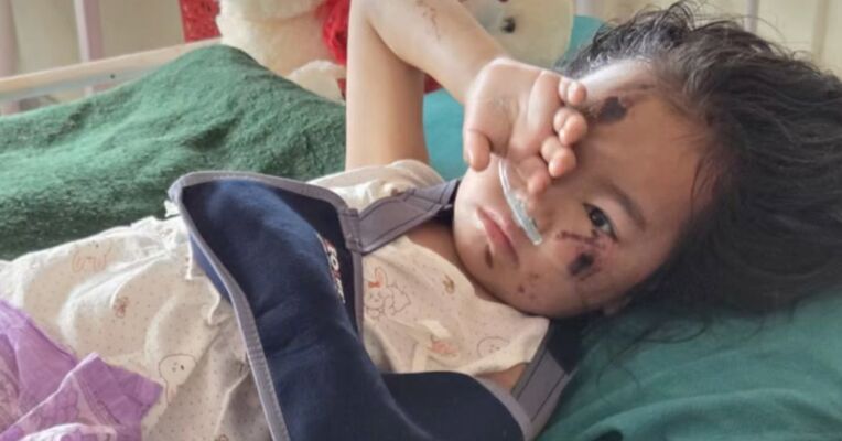 尼泊尔6岁女孩被埋60小时后获救，救援人员循着微弱声音将她找到，两天后首次开口：妈妈，把小熊给我，妈妈曾绝望地想：可能遗体都找不到了