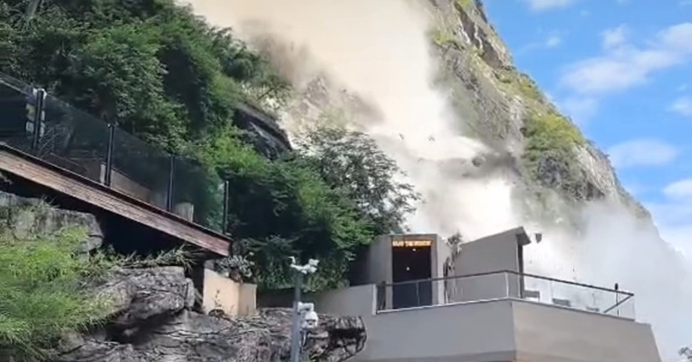 注意！虎跳峡景区外围再次山体滑坡，当地领队：近一个月发生3次 景区：塌方不在景区范围内，目前正常营业