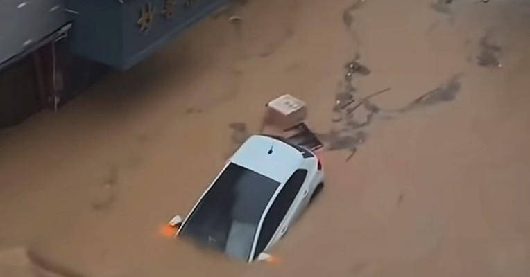 福建宁德一地遭遇暴雨内涝，多辆轿车被冲走，一楼被淹，当地居民：目前降雨已停止，水位慢慢退了！福建一地全市停工停产停课休市