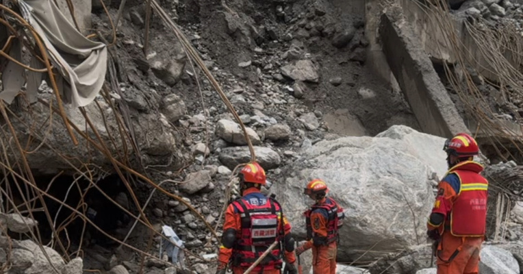 西藏吉隆泥石流灾害已致21人遇难541人失联，当地累计接到家属来电876人次，搜救面积累计159.1万平方米，吉隆口岸泥石流堆积物最高达16米