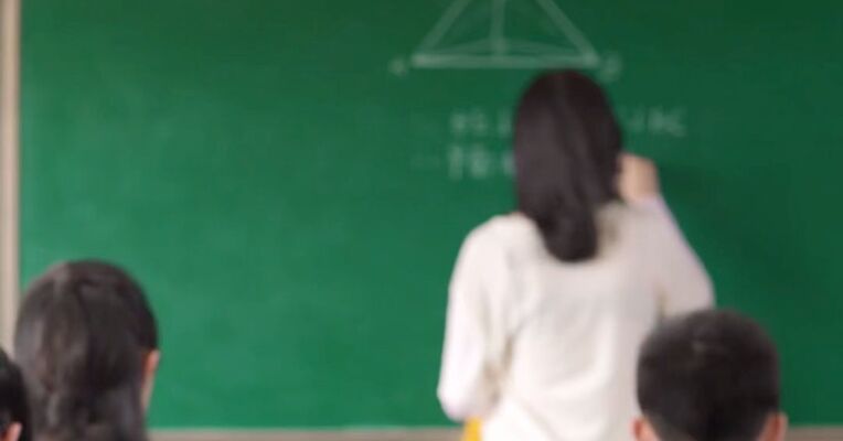 多地小学老师转岗教初中，学龄人口排浪式变化，基础教育主动调整优化迎历史机遇！