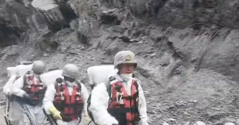 专业突击队徒步进入吉隆泥石流受灾核心区开展预防性防疫消杀，西藏军区医疗防疫分队全面铺开卫勤保障工作，筑牢群众健康屏障