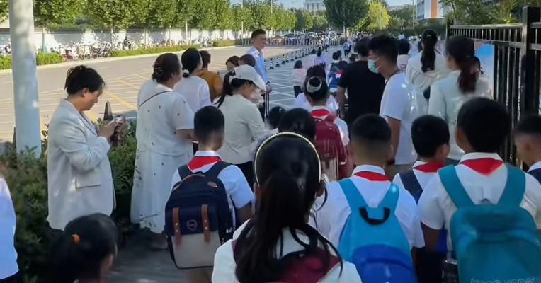 开学第一天，30多名家长被骗 不法分子混入班级群 冒充班主任身份收款，警方提示：学校要落实班级群管理责任，家长务必核实通知真实性