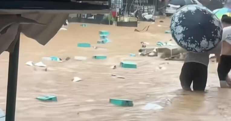 台风“沙德尔”复活，温州多家鞋厂因暴雨被淹，大量鞋子被冲上街，鞋厂回应：损失十几万元，暂无人送回