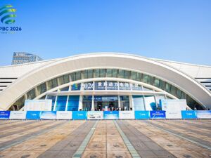 2026世界动力电池大会观察｜近2万亿元市值掌门人的宜宾对话：新车上得越来越快，行业开始思考如何慢下来