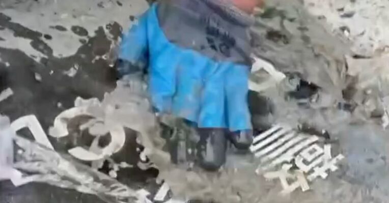泪目！"肯定是我们的”，吉隆灾害现场寻获警用背心，移民警案默默擦去淤泥，搜救人员：无论多么艰苦，不会放过一个死角