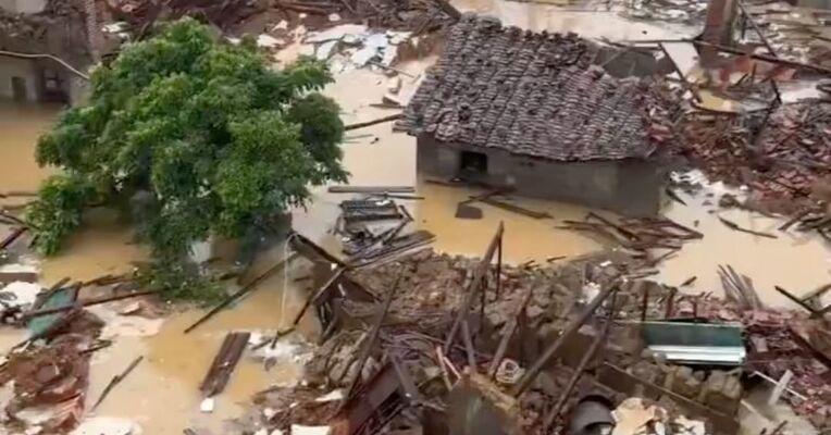 福建莆田遭遇连日强降雨，已造成多人失联，一楼房在洪水冲刷中轰然倒塌，国家发改委：追加1亿元支持福建台风灾害灾后应急恢复