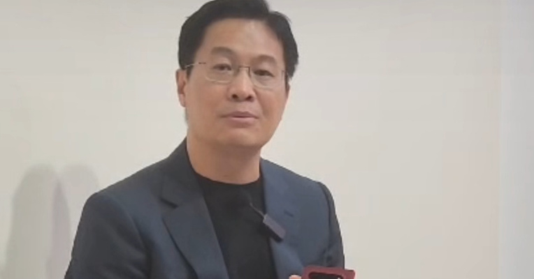 为何要做中折叠？小米集团总裁卢伟冰答每经记者：小折叠性能不足，大折叠多数场景只用外屏