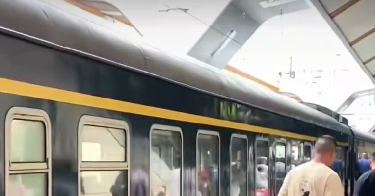 上海一员工被通知坐硬座通宵出差 次日9点打卡 拒绝后被公司以旷工为由开除 仲裁认定：单位违法 劳动者有休息权