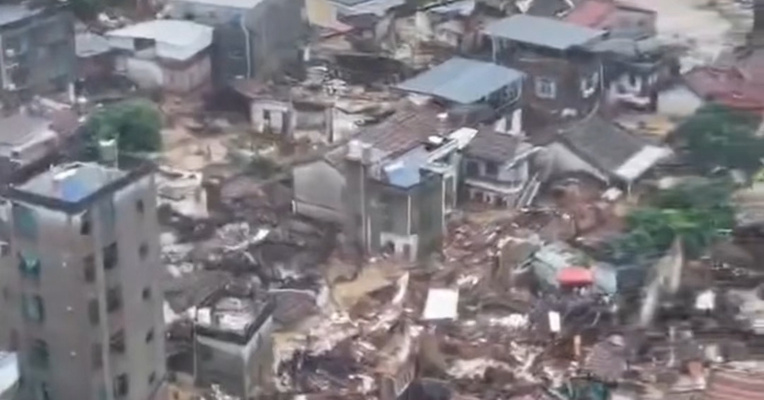受台风“沙德尔”影响，福建多地遭特大暴雨多人失联，“中国白茶第一镇”损失近2亿元，有人说：“雨下得像天漏了！”