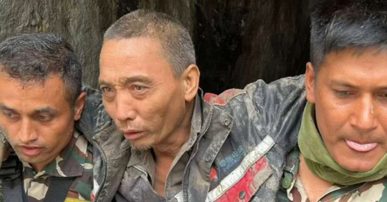 现场画面：尼泊尔泥石流灾害中，1名受困中国公民获救！