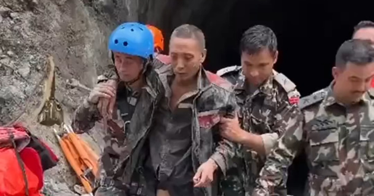 尼泊尔获救中国公民讲述被救过程：“一看见灯光我就使劲喊 ，救援人员在我眼前，我都不相信”目前该名获救身体状态基本稳定