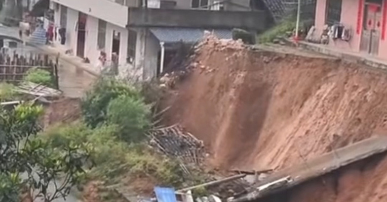 已致2人遇难10人失联，江西遂川泥石流救援现场再次塌方，现场塌方体积已超过3万立方米