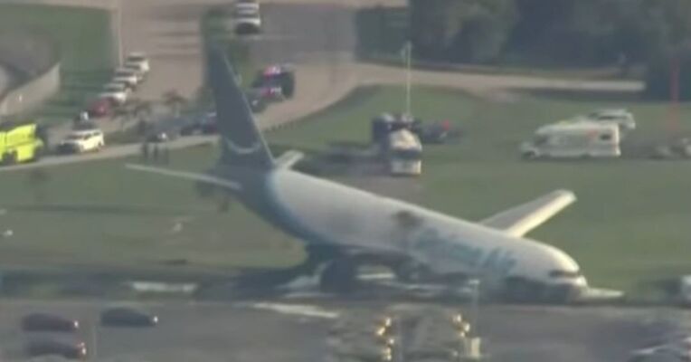 美国一架波音767-300货机冲出跑道 撞上多辆车 已致5死5伤