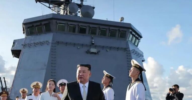 金正恩携女儿出席“姜健”号驱逐舰入列仪式 称该舰是朝鲜经济、国防、科学技术力量的综合体现
