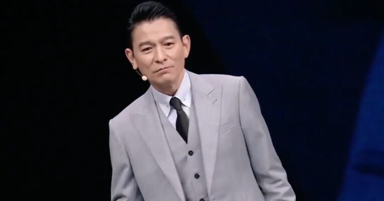“多睡半小时，还是起床上班？”刘德华在华为Mate XT 2发布会谈"左右选择"：你勇敢去选择才有成功的可能，华为Mate XT 2 售价19999元起