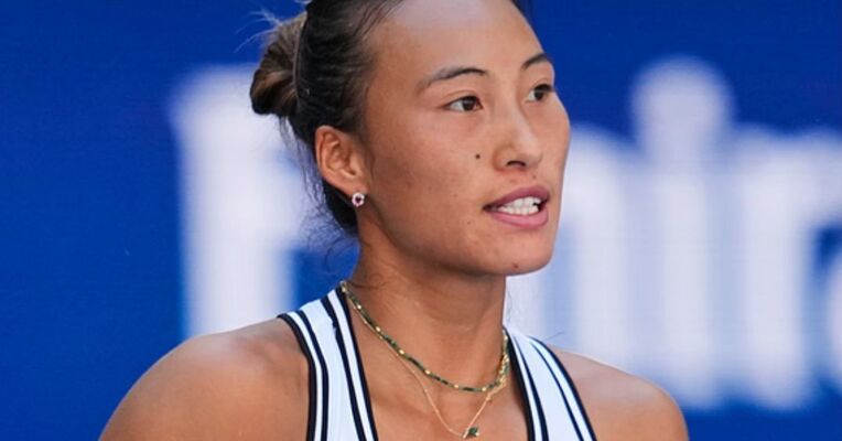 0-5落后连扳7局 郑钦文惊天逆转淘汰斯瓦泰克 晋级美网8强 教练：她还未恢复到100%