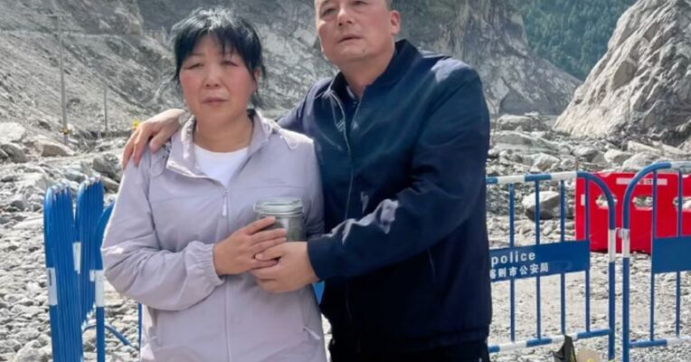 90后女警文燕在泥石流灾害中失联，父母到达口岸装上一罐泥土捧在胸前，父亲发文：没能把你带回家，很遗憾，有机会爸爸妈妈还是要来看你
