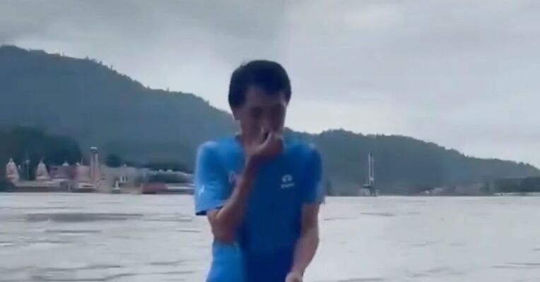 日本驻印度大使捏紧鼻子三次浸入恒河，称“感受到深刻的精神联结”，印度人吐槽日本大使泡恒河不够彻底，此前高市早苗访印被曝不肯喝印度水