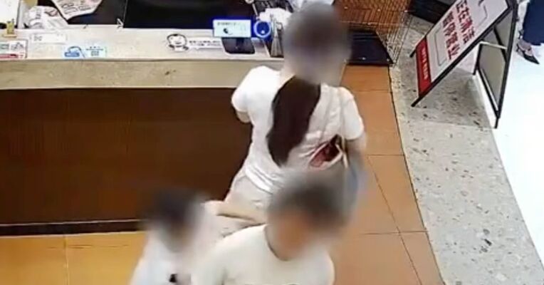 “4岁男童被指摸臀”事件监控曝光，当事女子账号被禁止关注，女子回应质疑：想要流量，但不会颠倒黑白，伊能静发声：建议找律师提诬告罪