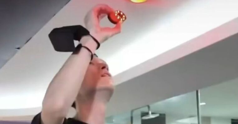 博主自导自演炒作酒店偷拍 制造恐慌 卖假“防偷拍检测仪”狂赚450万余元 团伙21人受审