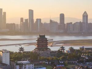 城市24小时 | 再落两子，千亿巨头“加码”中部省会