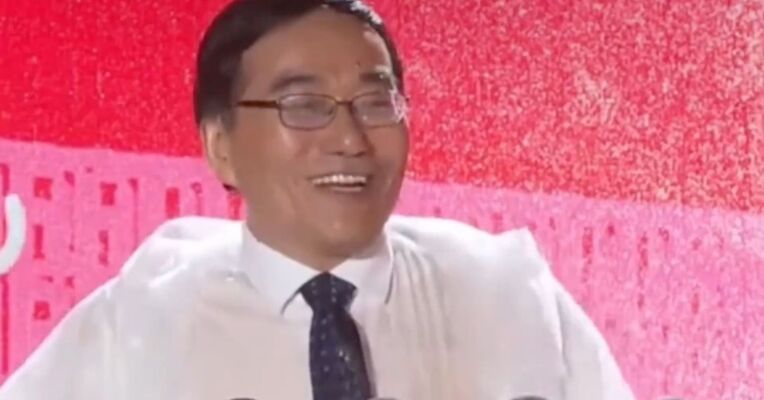 宁波大学开学典礼突降暴雨 校长只讲了三句话，全过程40秒 网友：这才是以人为本