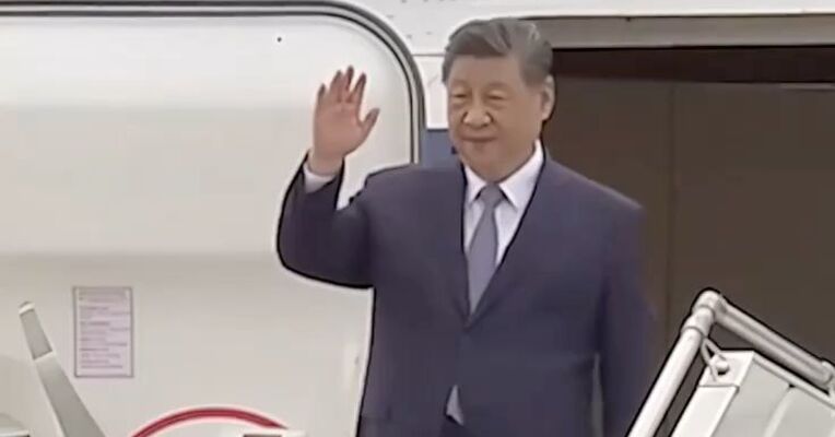 现场视频！当地时间9月12日中午，国家主席习近平乘专机抵达新德里，应印度总理莫迪邀请，出席金砖国家领导人第十八次会晤。（央视新闻）