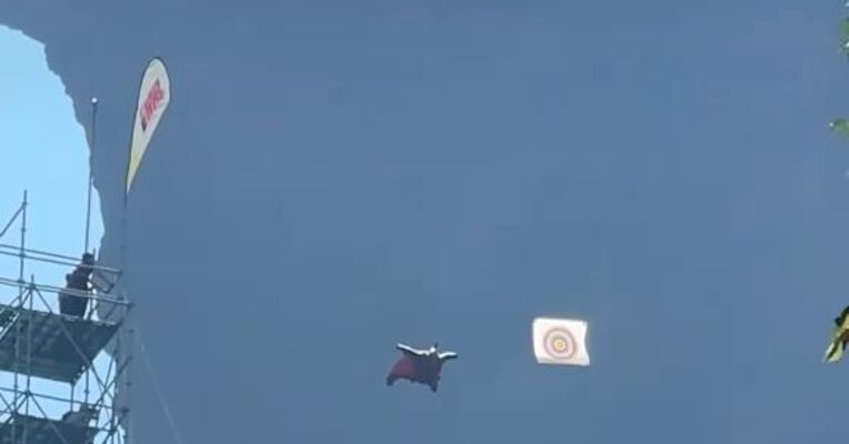 张树鹏翼装飞行世锦赛精准穿靶项目夺冠 赛后哽咽回应：极限运动没有先来后到只有敢不敢起跳
