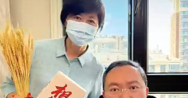 蔡磊发文悼念敬一丹：今年芒种，她带着一束饱满的小麦来看我，那句温暖的嘱托竟成了诀别，我会带着她的嘱托，继续“相信”，继续前行
