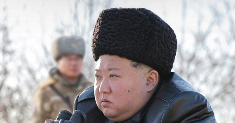 朝鲜人民军进行协同火力打击训练，出动各种攻击无人机、巡航导弹等新型战斗系统，充分显示了集中火力的强大破坏力