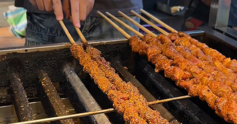 15元“羊肉大串”成本只有3块多，店主坦言是鸭肉刷羊油调味，厂家称“已提前做好责任划分”：你冒充羊肉卖责任全在你