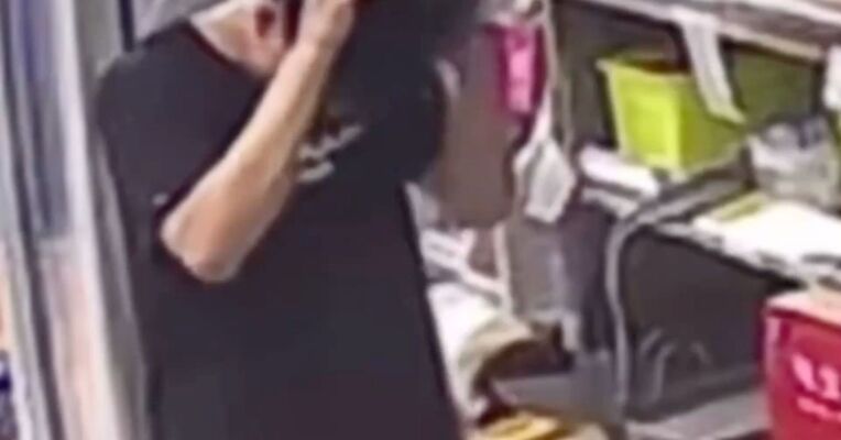 尊宝比萨一员工被曝将头屑狂撒到披萨上 门店工作人员：已报警 涉事员工已停职 门店也已停业整顿