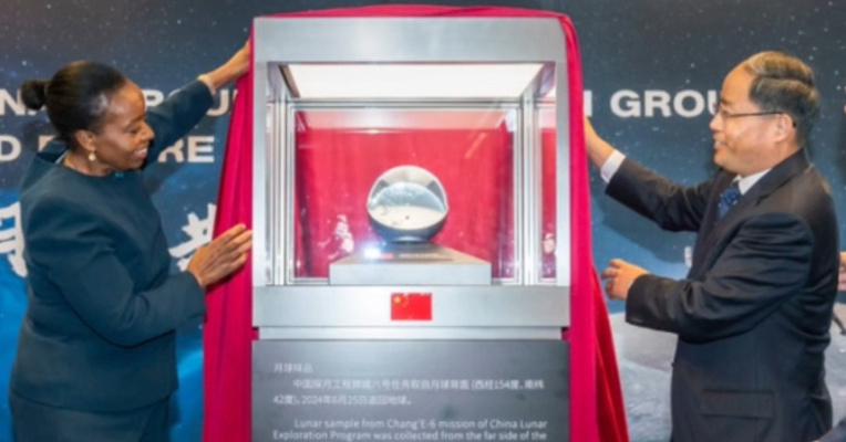 中国将“嫦娥六号”采集的人类首批月背月壤样品正式赠送联合国，样品将在维也纳联合国总部永久展出
