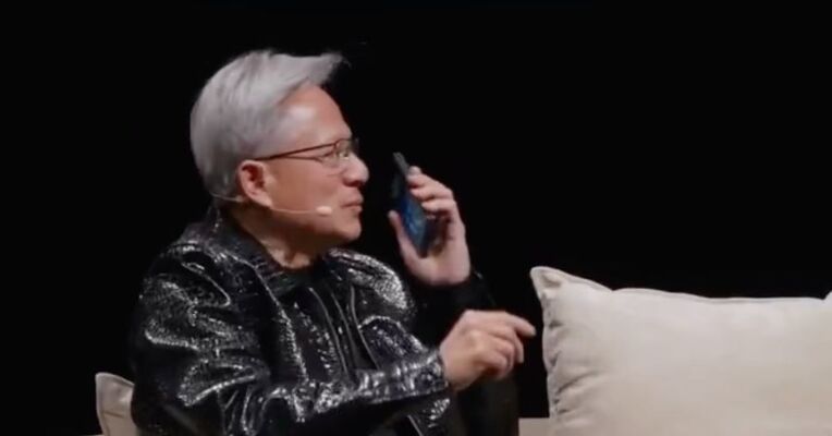 黄仁勋跷二郎腿接特朗普来电并公放 ：AI危险论是骗局，我完全支持AI产业，黄仁勋：您说得对，特朗普还发文：AI将成史上最强经济发展引擎