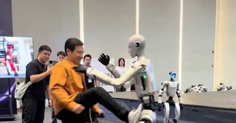 雷军现身宇树科技 还和宇树机器人“过招” 雷军曾感谢王兴兴给了他投资机会 网友：这一脚机器人记下了