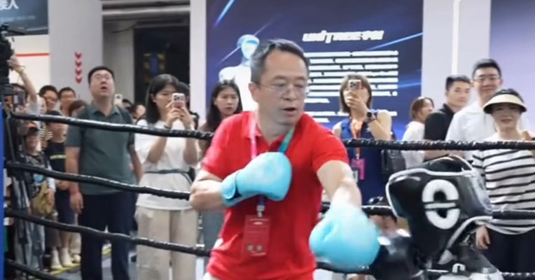 “已经吃过一次亏”，周鸿祎称不会再投资新能源车，他曾19亿元投资哪吒汽车，还喊话哪吒汽车CEO要学习雷军