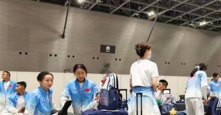 多国亚运代表队落地名古屋被困机场数小时，包括中国乒乓球队、羽毛球队、体操队等：“现场只提供水”