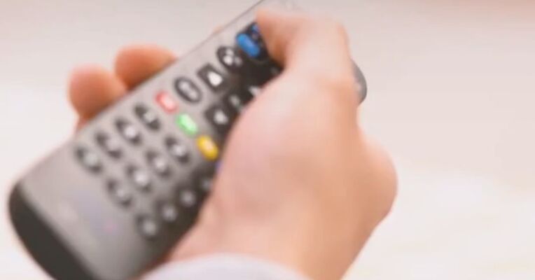 广电总局：机顶盒功能将以软件形态内置于电视机，配备通用遥控器，一键开关机、一键看频道节目！
