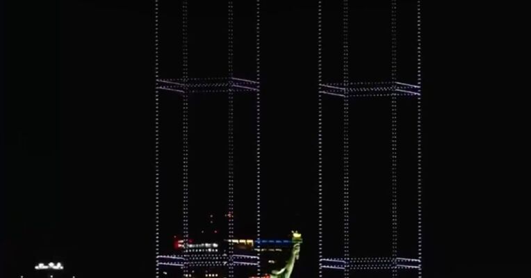 纪念“9·11”25周年 纽约无人机灯光秀重现双子塔 共使用2977驾无人机 代表9·11事件中的2977名遇难者