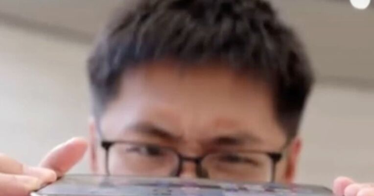 影视飓风Tim反掰iPhoneDuo后出现闪屏 李楠反问是否为流量 苹果客服：反掰属于人为情况 不属于质量问题 不保修