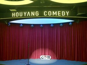 在成都做脱口秀：明星之外，也得给普通演员“留灯”