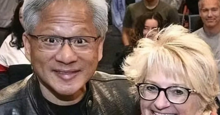 黄仁勋夫妇，捐赠43.8万股英伟达股票，价值约6.52亿元人民币！黄仁勋等5名高管，逾16万股缴税