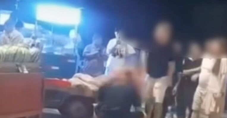 男子拿10多个西瓜连砸摊主头部，摊主获近7万元赔偿，事发时摊上有两把西瓜刀，摊主父亲：幸好没还手，否则不能收场