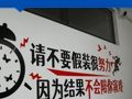 柬埔寨“8号电诈园区”内部曝光：墙上挂中文标语“请不要假装很努力，结果不会陪你演戏”，办公住宿餐饮俱全，可容纳2万人