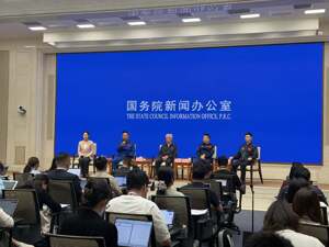 杨利伟谈航天员吃穿住行的变化：从即食食品到炸鸡翅，现在可以一星期不重样……