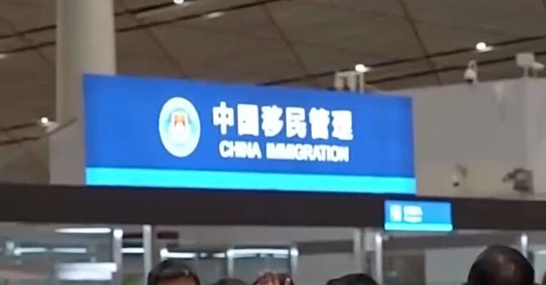 中秋、国庆假期单日最高通关量将突破240万人次，国家移民管理局提示广大中外出入境旅客，出行前及时关注口岸客流变化和通关情况