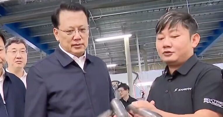 重庆市委书记袁家军赴张雪机车调研：大力支持企业乘势而上、做强做大，加快建设有世界领先水平的摩托车企业，张雪介绍了企业生产经营情况