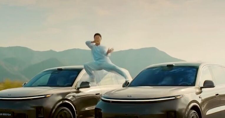 专业拍摄，请勿模仿！演员谢苗脚踩两台理想汽车打太极，理想高管：致敬沃尔沃广告，但难度更大，网友：居然不是AI，太牛了
