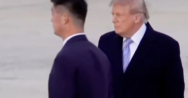 现场一幕！特朗普挥手目送习近平专车驶离